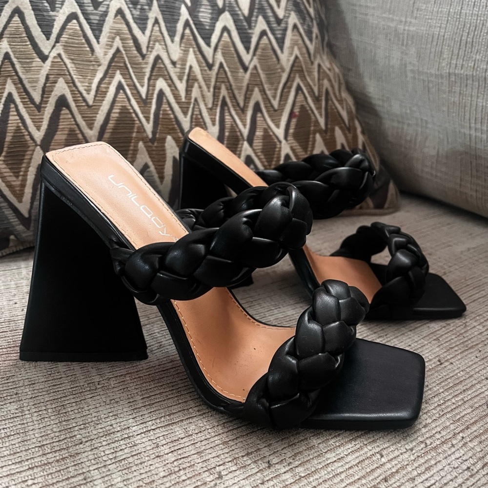 UniLady black triangular heels size 6.5